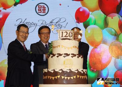 前副總統蕭萬長（左）18日出席中華郵政公司120週年慶祝大會，與中華郵政董事長翁文祺（左2）一起切蛋糕祝賀。中央社記者張皓安攝 105年3月18日