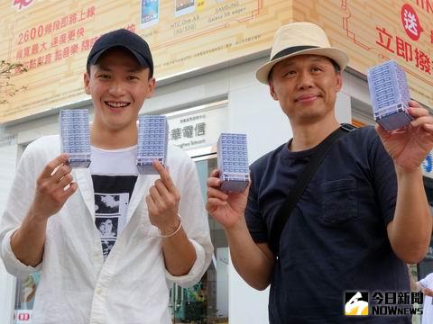 《獨一無二》男主角曹晏豪（左）帶頭宣傳「買票送房」活動。右為導演楊順清。（圖／穀得。2016.03.05）