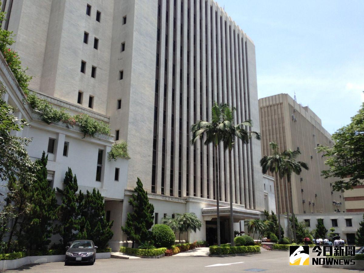 今（30）日下午，台北市羅斯福路一段中央銀行大樓發生墜樓意外。（圖／記者顏真真攝）