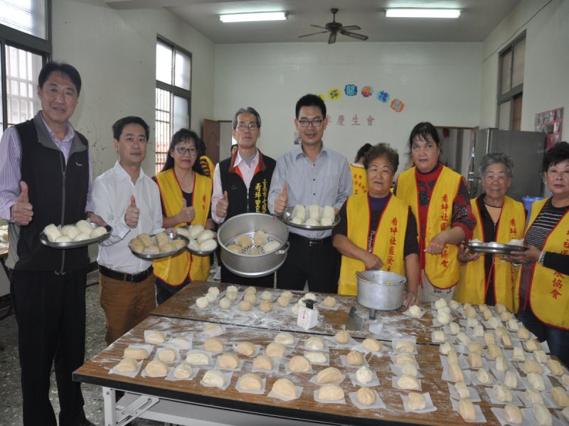 七股區長莊名豪前往看坪社區關懷據點為志工媽媽打氣。