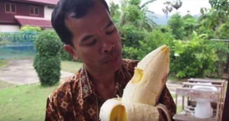 ▲巴紐發現25公尺芭蕉樹，果實需要4個人才能吃完。（圖／翻攝自isroi isroi）