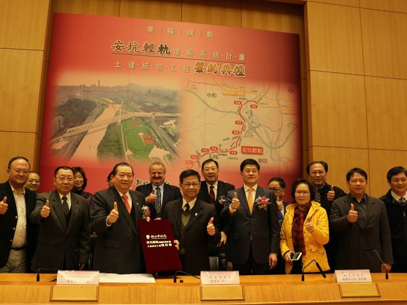 ▲副市長高宗正、立委羅明才、議員林秀惠及新亞公司鄒宏基董事長等共同出席簽約儀式。（圖／記者黃村杉攝）