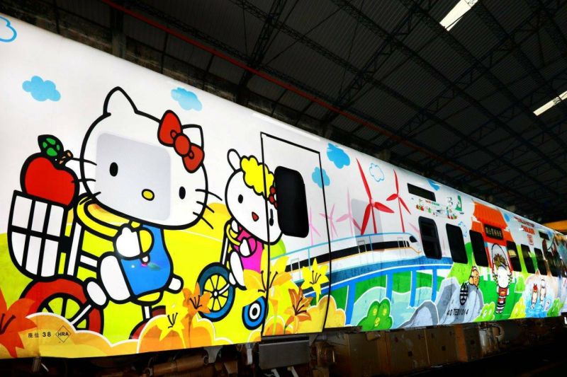 ▲台鐵推出「新太魯閣Hello Kitty彩繪列車」今日正式對外亮相。（圖／台鐵提供）