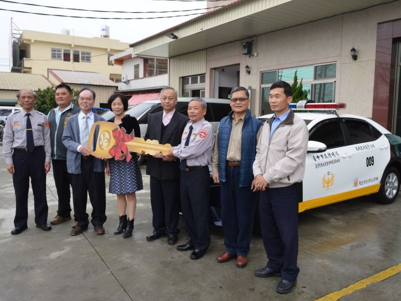 ▲岡建公司總裁江春茂（左三）捐巡邏車，以實際行動支持警察與地方民防共同維護社會治安工作。〈圖／記者黃玿琮攝〉