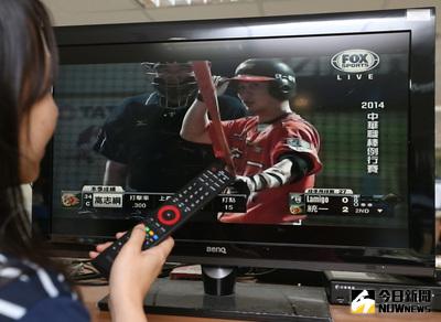 獅主場FOX轉播 6日看得到 中華職棒統一7-ELEVEn獅隊突破中職轉播權紛擾，宣布自6日在屏東的猿獅之戰開始，下半季主場比賽由FOX體育台轉播。圖為民眾觀看球賽轉播。中央社記者張新偉攝　103年8月6日