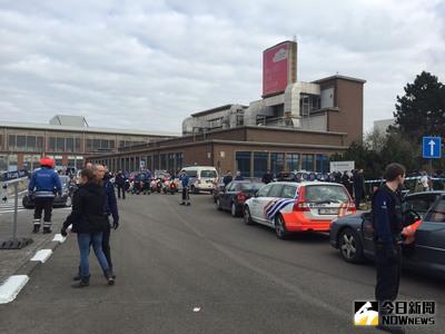 比利時布魯塞爾札范登（Zaventem）機場22日上午發生2起爆炸，比利時電視台VTM宣布，死者達11人。爆炸發生在機場出境航廈，現場立即進行疏散。中央社記者江今葉布魯塞爾攝 105年3月22日