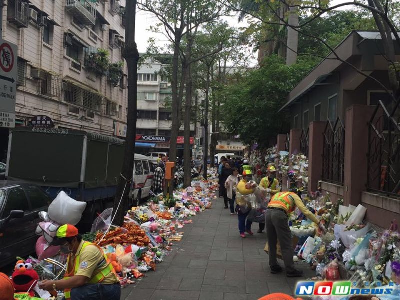 ▲1日上午北市環保局與西湖里長派員清理女童「小燈泡」遇害現場民眾捐贈的物資，已於下午1點多清運完畢。（圖／記者呂烱昌攝影.2016.4.1）