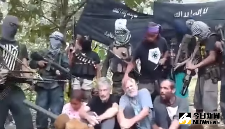 ▲遭菲南恐怖組織「阿布沙耶夫」成員綁架的3名外籍人士和1名菲律賓女子。（圖／翻攝自Youtube）