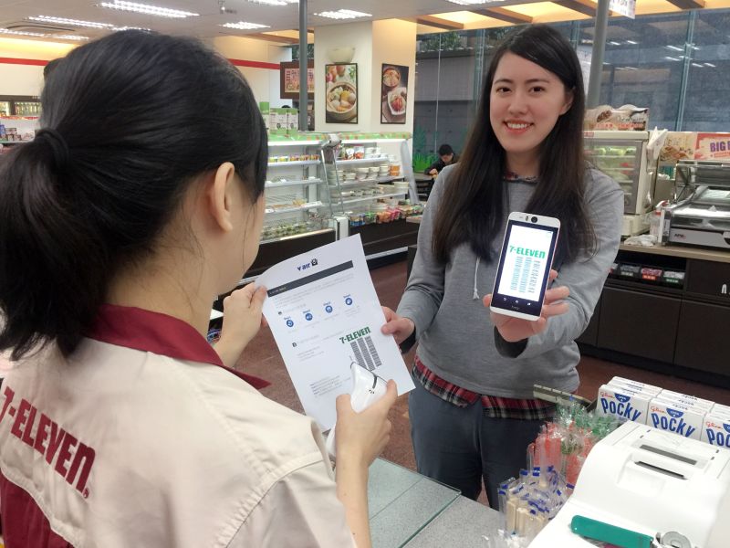 V Air威航與7-ELEVEN正式結盟，首創國際平價航空超商代收機票款服務，上網購買總金額3萬元以下的機票與加值服務，除了信用卡支付外，還可以選擇超商代收。（圖／7-ELEVEN提供）