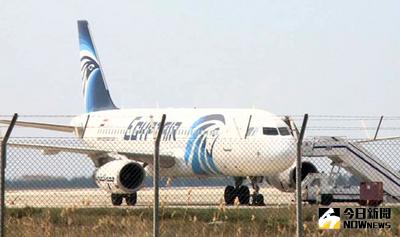 埃及航空（Egyptian）自亞力山卓飛往開羅的客機途中遭挾持，轉向降落賽普勒斯。劫機犯最後遭逮捕，事件已經落幕。（吉漢通訊社提供）中央社　105年3月29日