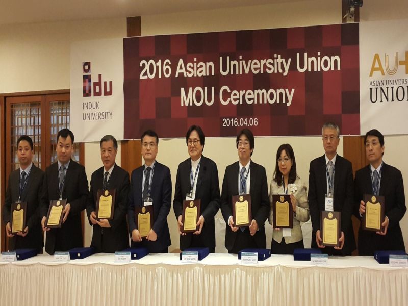 崑山科技大學副校長李天祥（左2）出席參加亞洲大學聯盟會議，並與日本、韓國、馬來西亞及中國大陸等10校共同簽署亞洲大學聯盟協議書。