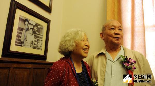 2012年6月25日，梁思禮（右）在梁啟超紀念館陳列的自己兒時的照片前留念。