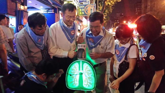 ▲全國首創，台北市宣布寧夏夜市「禁菸」，每天晚間6點至凌晨12點全面禁止吸菸。（圖／北市衛生局提供）