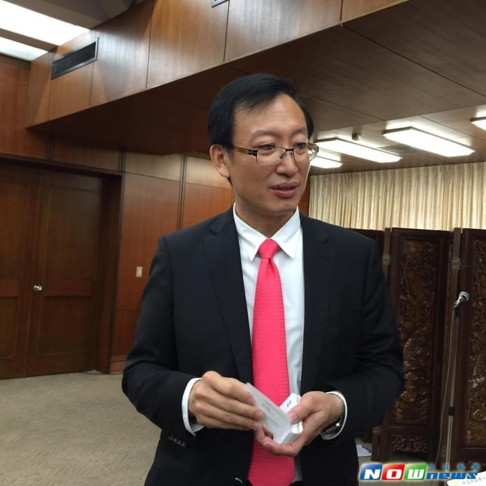 ▲身為獨派大老吳榮義兒子，新任外交部政務次長吳志中今\\(24\\)日強調，我是中華民國外交部次長。（圖／記者林人芳攝，2016.05.24）