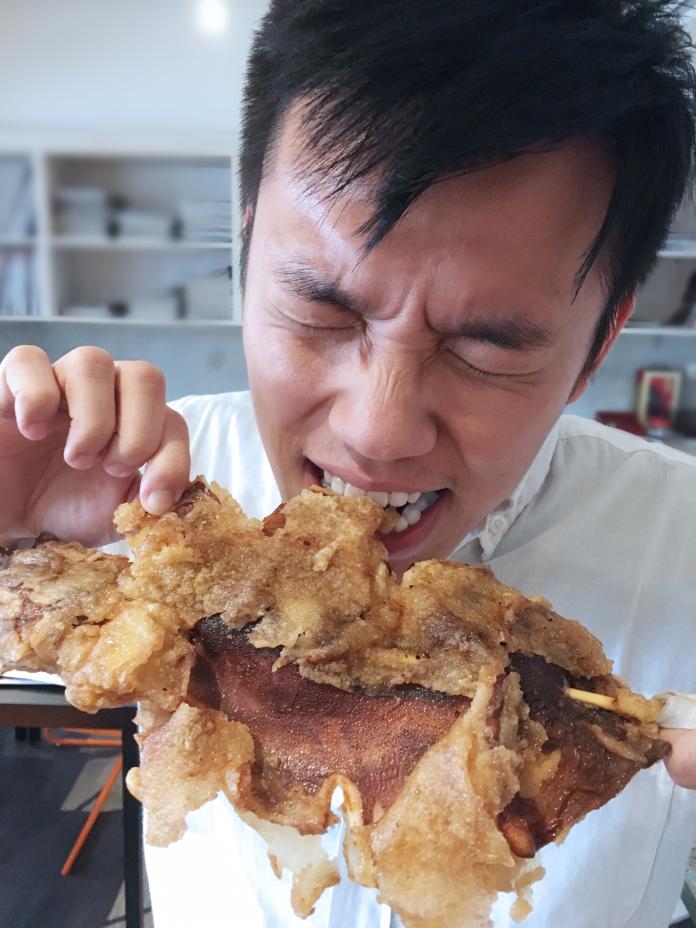 ▲牙醫統計崩牙食物，咬冰塊、烤魷魚、蟹腳等通通榜上有名。（圖為模擬畫面）