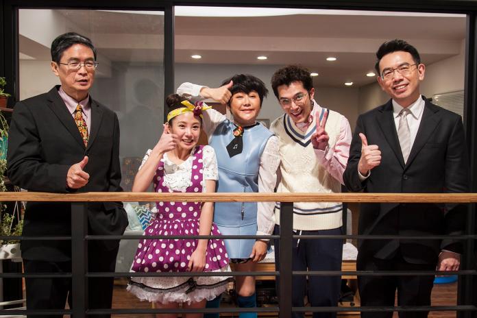 ▲劉寶傑（右一）和馬西屏（左一）客串電視劇《原來1家人》，扮演「時空旅行專家」。（圖／中視提供，2016.04.25）