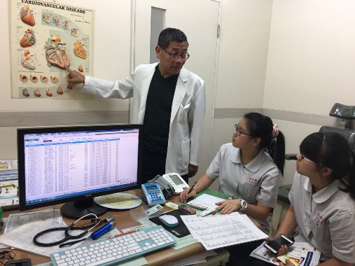 ▲圖說:簡肇棟醫師接受興大附中學生進行職業訪談時，仔細說明開業診所的功能。