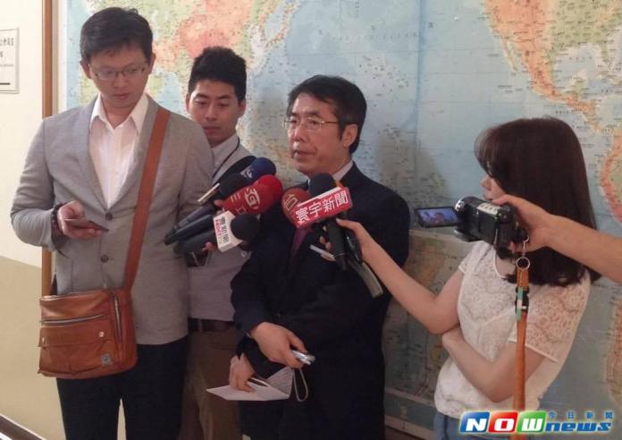 ▲民進黨立委黃偉哲今日受訪時呼籲各界「一碼歸一碼」，莫因為翁啟惠一個人，就破壞了我國的生技發展。（圖／記者陳彥驊攝,2016.04.25）