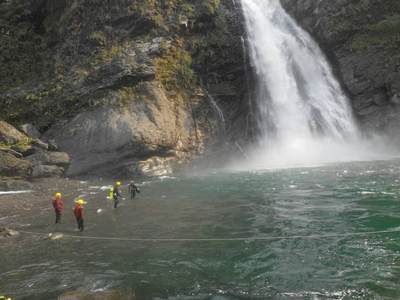 屏東市一家連鎖運動用品店4名員工17日下午結伴到屏東縣瑪家鄉舊筏灣的沙拉灣瀑布戲水，其中3人溺水。圖為搜救人員搜尋溺水者。（屏東消防局提供）中央社　105年4月17日