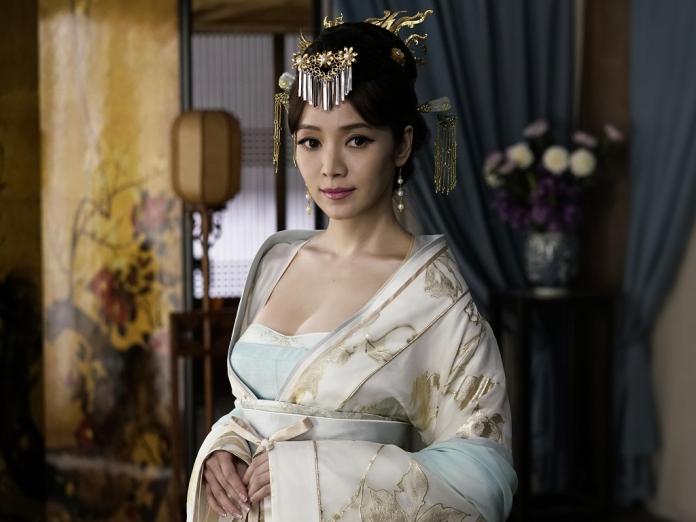 ▲侯佩岑化身內衣界「侯媚娘」。（圖／蕾黛絲提供，2016.04.16）