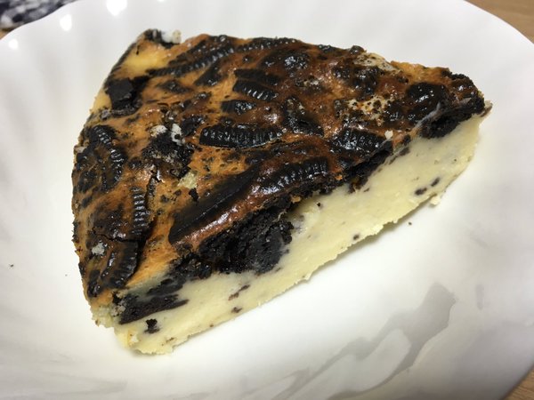 ▲日本網友想做OREO起士蛋糕，卻意外成為「蟲蟲蛋糕」。（圖／翻攝自推特）