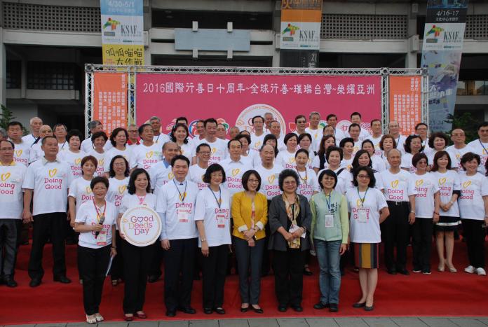 ▲響應國際行善日，高雄市政府社會局、社團法人高雄市志願服務協會及中華民國志工總會昨（10）日下午假高雄市文化中心圓形廣場舉辦「行善日十過年\\~全球接軌」活動。（圖／記者郭文君攝）