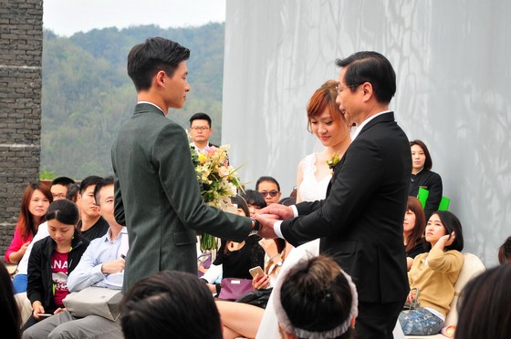 ▲父親牽著女兒的手緩緩走進位於涵碧樓八樓的星光露臺，嚴肅的將女兒的手交付給另一頭久候的新郎。