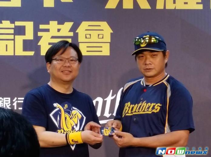 ▲中信兄弟推出聯名信用卡，右為球星彭政閔。（圖／記者林柏宇攝）