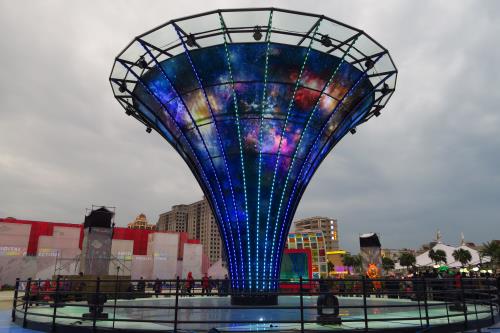 ▲動員全台15家玻璃廠商，花了12天組裝完成的宇宙塔以浩瀚宇宙、光照台灣為主題。 中央社記者陳葦庭攝　105年2月21日