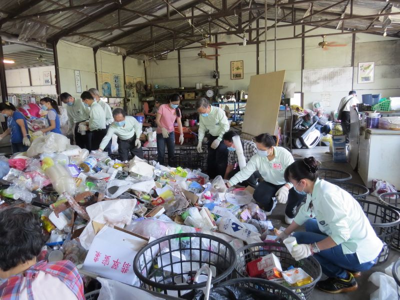 ▲臺中慈濟醫院簡守信院長率領醫護人員到新田環保站，學習垃圾分類做環保，響應世界地球日。〈圖／記者黃玿琮攝〉