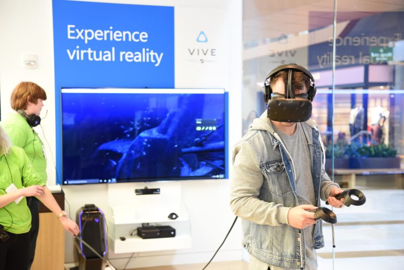 ▲HTC於昨（7）日宣布攜手Microsoft與GameStop，於美國及加拿大各大門市推出Vive體驗與預購。（圖／HTC提供）