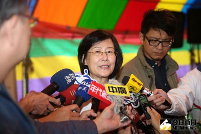 在肯亞涉案的台灣人遭強制遣送中國大陸，引發國內輿論譁然。法務部長羅瑩雪（中）13日表示，法務部已準備好2位具有豐富檢察官經驗的同仁前往大陸溝通，「希望越快越好」。中央社記者廖壬楷攝  105年4月13日