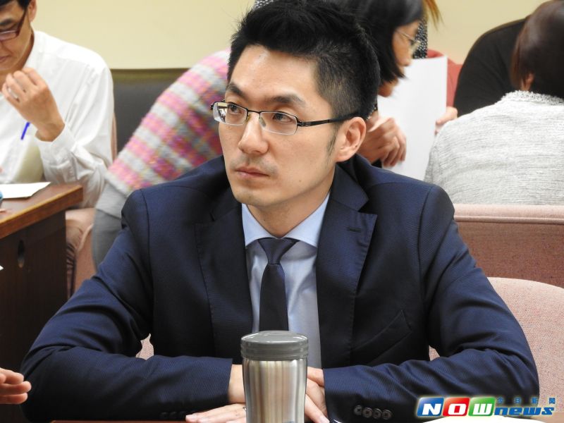 ▲立法院衛環委員會今日審查《性別平的工作法》修法，協商時國民黨立委蔣萬安罕見地戴起眼鏡。（圖／記者陳彥驊攝,2016.04.18）