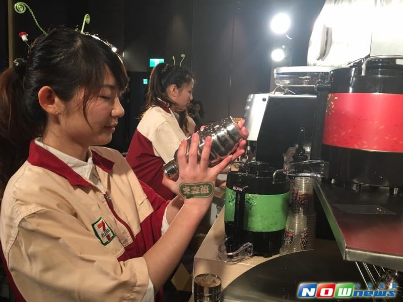 7-ELEVEN今（25）日宣布開賣手搖飲料CITY現萃茶，共有4款口味，包含錫蘭紅茶、茉莉綠茶、錫蘭奶茶以及茉莉奶綠，預計在2016年底前達到200家門市的目標。（圖／記者彭夢竺攝，2016.1.25）