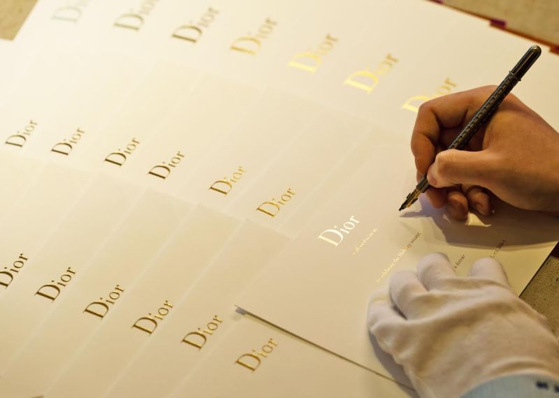 ▲國際品牌Dior貴賓卡指定鋼筆美學大師韓玉青書寫。（圖／公關照片）