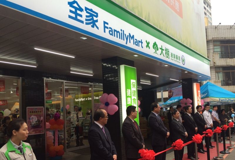 全家去年與大樹連鎖藥局共同開設首間複合店，位於台安醫院附近，開店近一年經營成效優異，第2家店4月18日也正式在台中開幕，並同步導入天和鮮物和里仁專區，搶攻熟齡商機。（圖／全家提供）