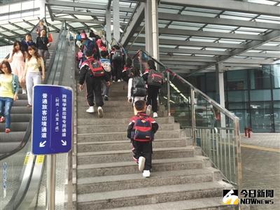 深圳各個口岸都開設了跨境學童專用通道。