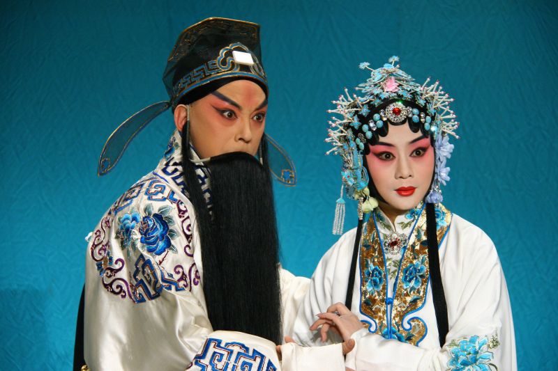 ▲中京院招牌戲《滿江紅》由于魁智飾演岳飛（左），李勝素飾演岳夫人（右）。（圖／傳大藝術提供）