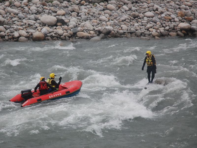 ▲台中市消防局在大甲溪進行動力救生艇（IRB）複訓，學員在湍急的溪流中學習水域救援技能。〈圖／記者黃玿琮攝〉