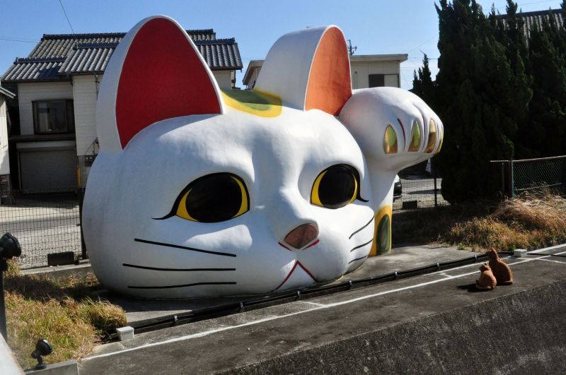 ▲招財貓之鄉常滑的散步道中，能看到巨大的招財貓守護著城市。（圖／馬怡健攝）