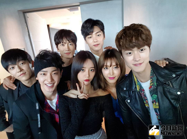 ▲Girl’s Day惠利PO與主要演員合照宣傳新戲《戲子》。（圖／翻攝自惠利IG）