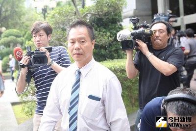 最高法院22日判鄭捷死刑定讞，死者潘碧珠丈夫邱木森（中）受訪說，回家第一件事，就是在老婆遺照面前向她說，「妳的不幸司法已替妳爭取到公平審判」。中央社記者游凱翔攝  105年4月22日