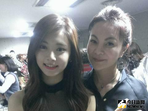 周子瑜（左）和媽媽黃燕玲站在一起，猶如姊妹。（圖／翻攝周子瑜官方臉書。2016.04.03）