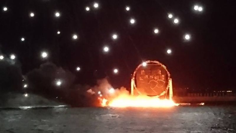 ▲澎湖海上花火節昨(18)日進行開幕式，首度引進的O秀舞台卻意外傳出火警。（圖／翻攝自爆料公社）