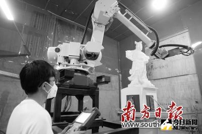 台商二代許嘉豪的工廠使用大型的7軸機械手臂，將原來需要兩個月的工序縮短到4天。