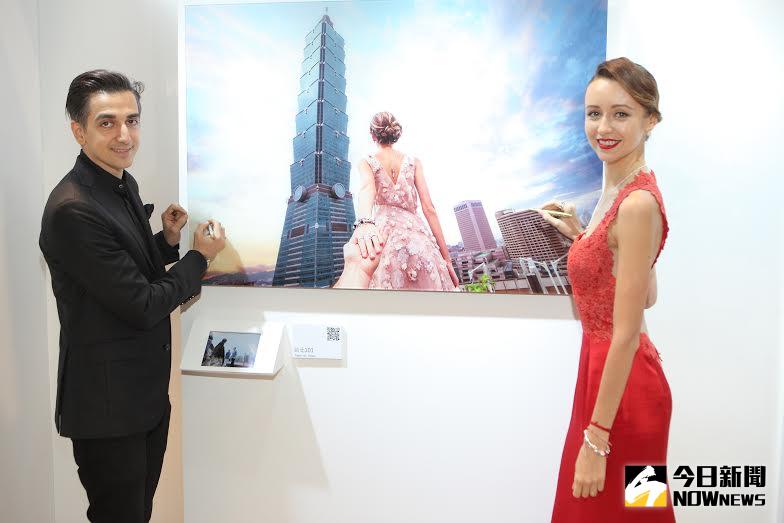 ▲爆紅牽手情侶與珠寶品牌舉辦攝影展。（圖／公關提供）