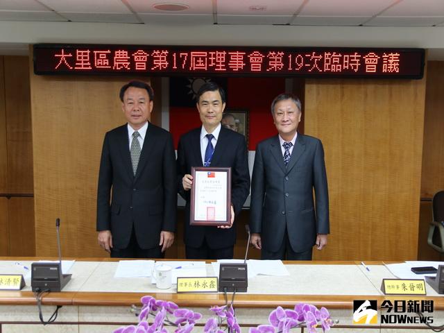 ▲朱晉明（中）出任大里農會總幹事。（圖／林重鎣攝）