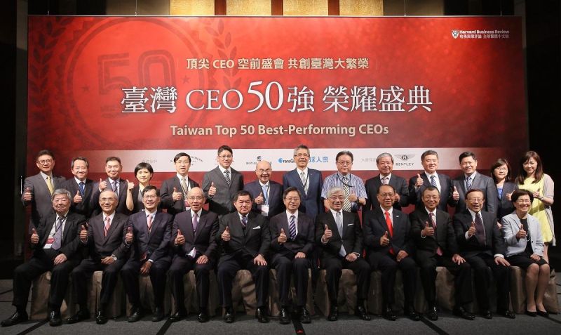 ▲行政院長張善政（前排中者）出席《哈佛商業評論》全球繁體中文版 「台灣CEO 50強」榮耀盛典，與傑出企業領袖共同合影。（圖／《哈佛商業評論》全球繁體中文版提供）