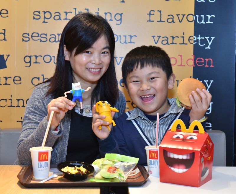 麥當勞自4月起，快樂兒童餐推出全新配餐玉米杯，以及季節水果洋香瓜片，給孩子們更健康的飲食。（圖／麥當勞提供）