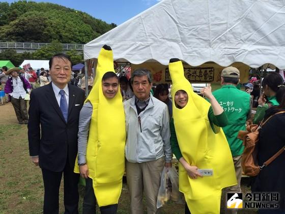▲集集鎮長陳紀衡〈左2〉與千葉君大使余紀萱〈右1〉一同扮香蕉人推廣集集香蕉。